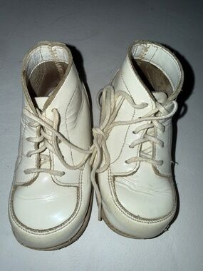 Vintage 1950s white Classic baby’s  Lace-Up Leather Booties in White size 2ish